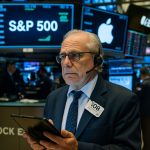 Wall Street in Allerta: L’S&P 500 Sale Mentre Apple, i Colloqui Commerciali e i Dati sull’Inflazione Alimentano una Settimana ad Alto Rischio
